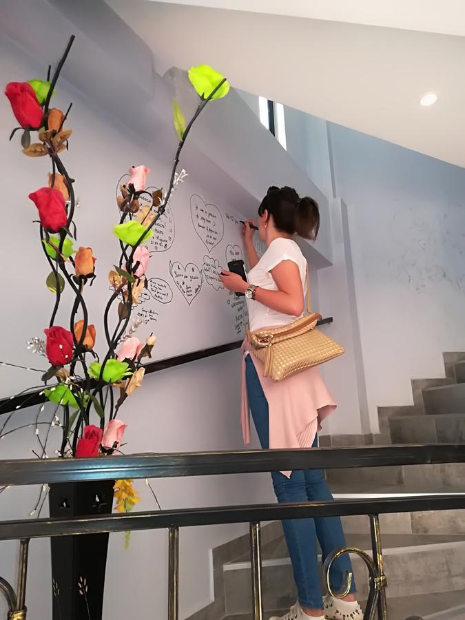 La'Rooms Kutaisi Bagian luar foto